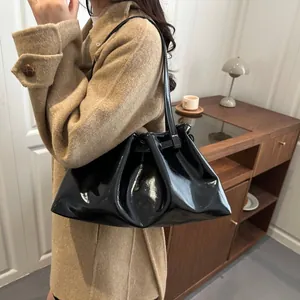 Schicke schwarze Schultertasche aus glänzendem Lackleder mit trendigem Falten-Design