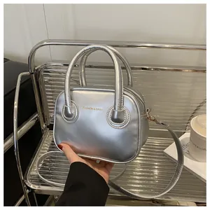Detailaufnahme einer silbernen Boston-Handtasche mit verstellbarem Schultergurt
