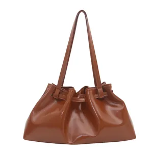 Braune Hobo-Tasche aus Ölwachsleder mit Kordelzug-Detail und zwei schmalen Schultergurten