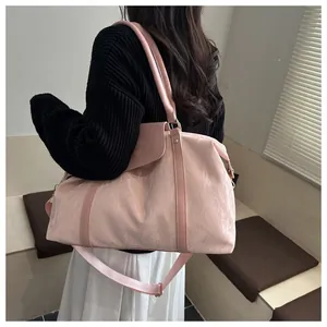 Dettaglio della borsa tote rosa in ecopelle lucida con dettagli in metallo e tracolla