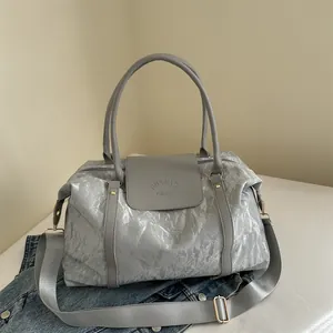 Grand sac cabas argenté avec texture plissée et bandoulière réglable pour femme chic