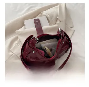 Détail de l'intérieur d'un sac bandoulière bordeaux montrant sa grande capacité de rangement