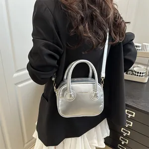 Minimalistische silberne Handtasche mit Metallic-Finish, Doppelgriff und Umhängeriemen
