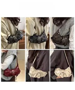 Détails du sac à bandoulière rétro avec rivets métalliques et boucle décorative