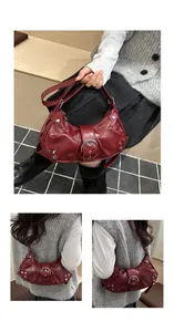 Détails du sac lune bordeaux avec boucle en métal vintage et rivets argentés déco