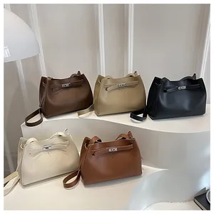 Minimalistische Leder-Schultertaschen mit Metallschnalle in fünf verschiedenen Farben