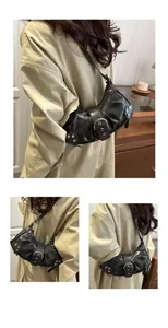 Détail du sac croissant vintage avec boucles argentées et rivets style punk