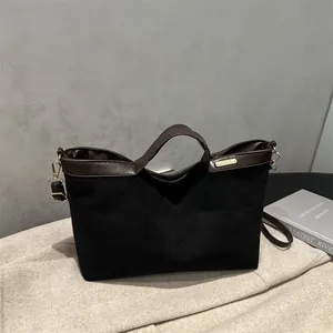 Τσάντα tote με λεοπάρ σχέδιο σε μαύρο και καφέ σουέτ με χρυσές μεταλλικές λεπτομέρειες