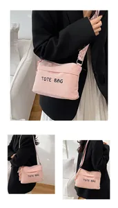 Detailaufnahme der rosa Cord-Tragetasche mit schwarzer TOTE BAG Stickerei und Schultergurt