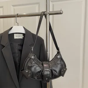 Sac hobo rétro en similicuir noir avec rivets et boucle métallique sur cintre argent