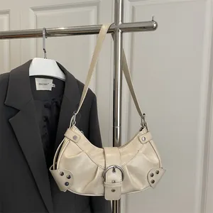 Sac bandoulière demi-lune beige vintage avec rivets argentés et boucles en métal