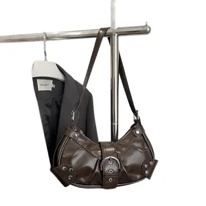 Sac hobo marron à rivets avec surface brillante et boucle métallique décorative