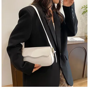 Sac à épaule minimaliste en similicuir blanc avec boucle dorée et rabat ondulé