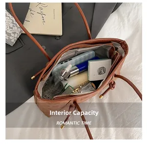 Capacità interna della grande borsa tote marrone con spazio per cellulare e trucchi