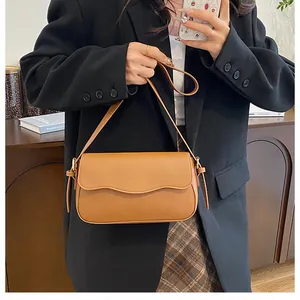 Sac sous le bras chic en cuir marron avec rabat incurvé et détail de bandoulière nouée