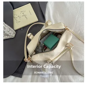 Gran capacidad interna del bolso beige con perfume y neceser para maquillaje