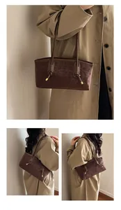Dettaglio della borsa tote in pelle scamosciata marrone con stampa leopardo e manico a nodo chic