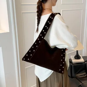 Sac fourre-tout minimaliste en daim marron café avec œillets métalliques et rivets