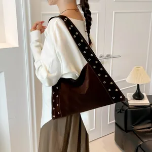 Sac à bandoulière marron foncé mat avec œillets métalliques et style vintage chic