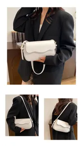 Vues détaillées d'un sac bandoulière blanc en similicuir avec boucles dorées sur un blazer