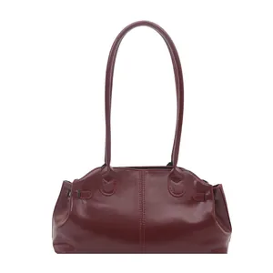 Retro tiefrote Schultertasche aus Kunstleder in Glanzoptik mit vertikalen Ziernähten