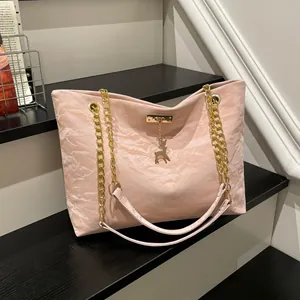 Borsa tote rosa con trama a pieghe per donna con catene dorate e ciondolo a cervo