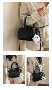 Detail der schwarzen Boston-Tasche mit Fashion Air Paris Prägung und Plüsch-Anhänger