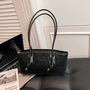 Borsa a tracolla leopardata in ecopelle con logo GIHAIDI e dettaglio nodo in metallo