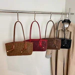 Borse sottobraccio leopardate in marrone e bordeaux con tracolla elegante e fibbia