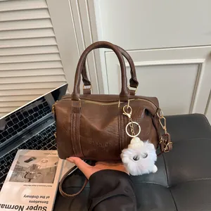 Retro PU Leder Boston Handtasche Damen Geprägte Buchstaben Mode Umhängetasche Mit Runden Griffen Und Plüsch Anhänger