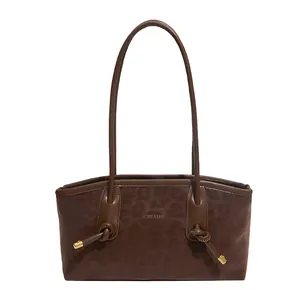 Elegante borsa sottobraccio leopardata con manici lunghi e dettagli in metallo dorato