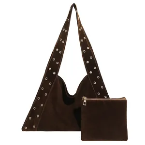 Grand sac cabas en daim marron avec bandoulière à œillets et petite pochette