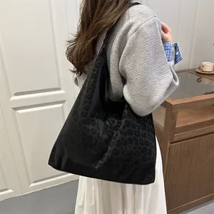 Bolso tote negro con estampado de leopardo mate, bolso de hombro espacioso para mujer