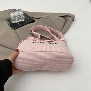 Bolso tote de pana rosa con bordado TOTE BAG y correa de patrón geométrico
