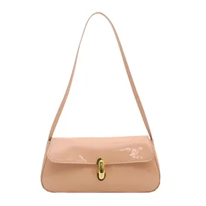 Bolso baguette de charol nude estilo francés para mujer con cierre dorado ovalado