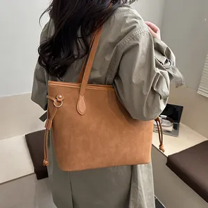 Minimalistische matte Wildleder-Einkaufstasche in Karamell mit Kordelzug am Model