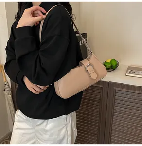 Beigefarbene Halbmond-Schultertasche aus Leder mit verstellbarer runder Metallschnalle