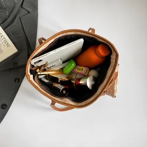 Bolso tote grande estampado con interior amplio para tableta y objetos cotidianos