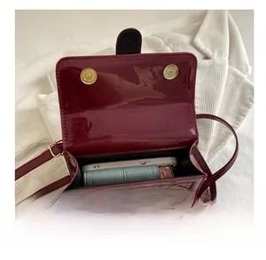 Vue intérieure d'un sac rouge motif crocodile montrant l'espace pour mobile et rouge à lèvre