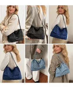 Collage de sacs cabas en denim avec bandoulières à chaîne et divers styles de tenues