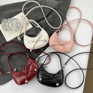 Mini-Mondtaschen mit Schleifen in Weiß, Rosa, Rot und Schwarz mit silbernen Perlen