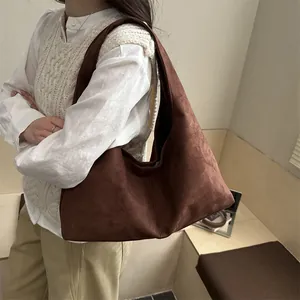 Grand sac cabas en daim marron pour femme avec porté épaule minimaliste sur modèle