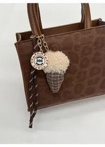 Kreativer Plüsch-Eisanhänger aus Lammwolle mit goldener Kette auf der Tasche