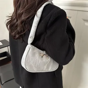 Borsa a spalla a mezzaluna grigio chiaro con fiocco dorato e trama marmorizzata