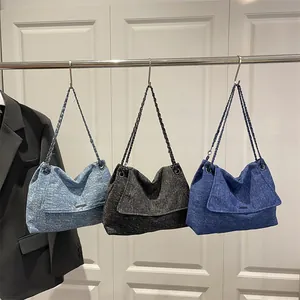 Trois sacs cabas en denim avec bandoulières en chaîne en différentes couleurs tendance