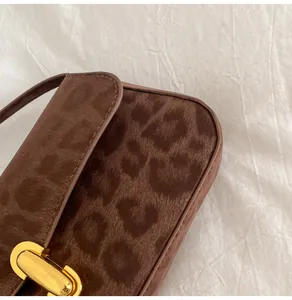 Detail der Baguette-Tasche aus Samt mit Leopardenmuster und goldenem U-Metallverschluss