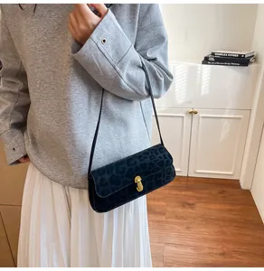 Detail der Baguette-Tasche mit Leopardenmuster und goldenem Metallverschluss