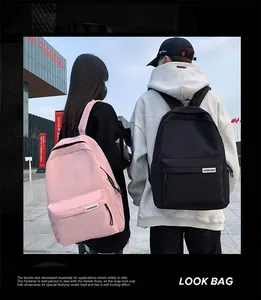 Dettaglio degli zaini leggeri in nylon rosa e nero per il pendolarismo quotidiano