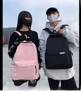 Zaini in nylon nero e rosa mostrati su modelli uomo e donna in un contesto urbano