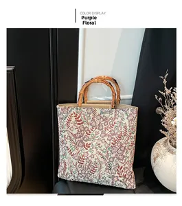 Detalle de bolso tote de lino floral con asas de bambú natural para el uso diario